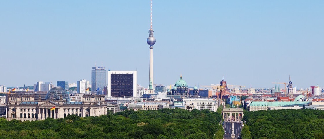 Berliner Stadtsilhouette mit Fernsehturm und Reichstag
