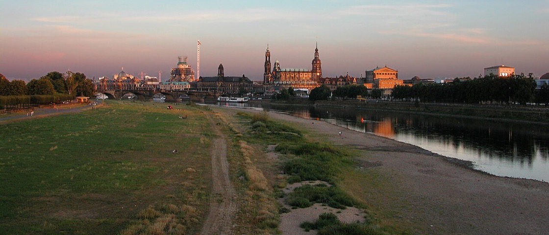 Dresdner Altstadt über der Elbe im Abendlicht